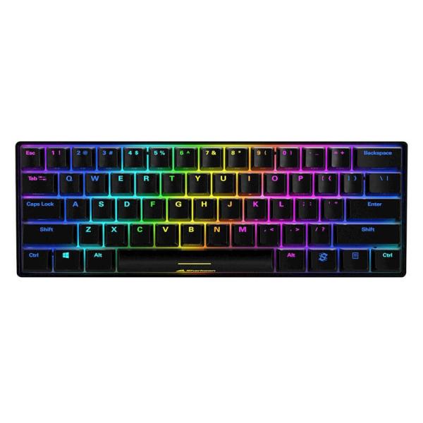 Teclado mecánico Sharkoon SGK50 S4 TKL conectado por USB en setup gaming minimalista vista superior