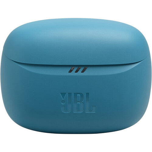 Audífonos JBL Tune Buds 2 en ambiente deportivo destacando resistencia al agua