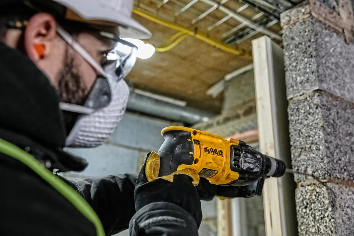 DEWALT rotomartillo D25133K-B3 en uso en obra