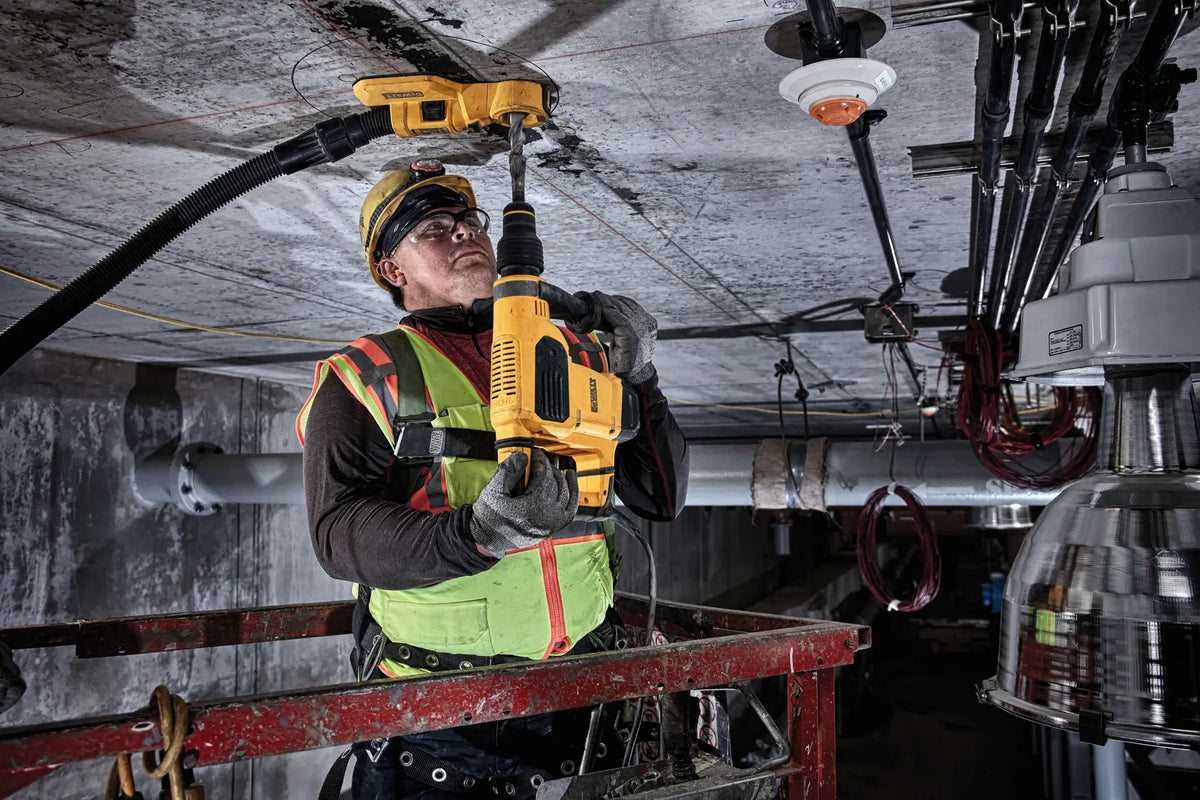 DEWALT D25481K-B3 en uso, perforación en techo de concreto