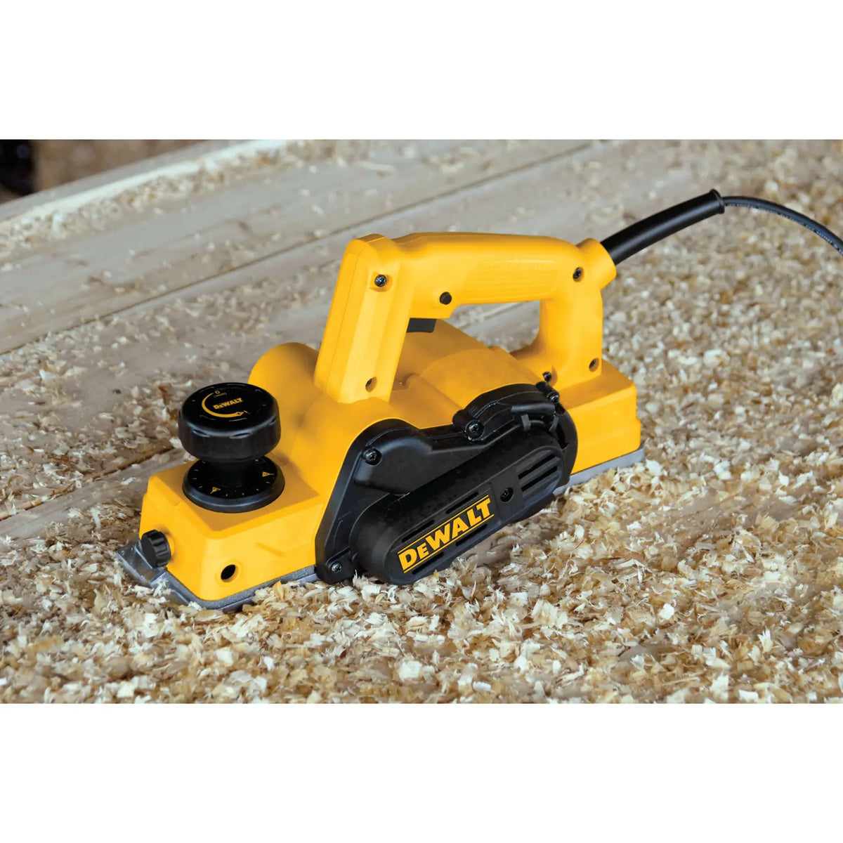 DEWALT D26676-B3 en uso sobre superficie de trabajo con virutas de madera