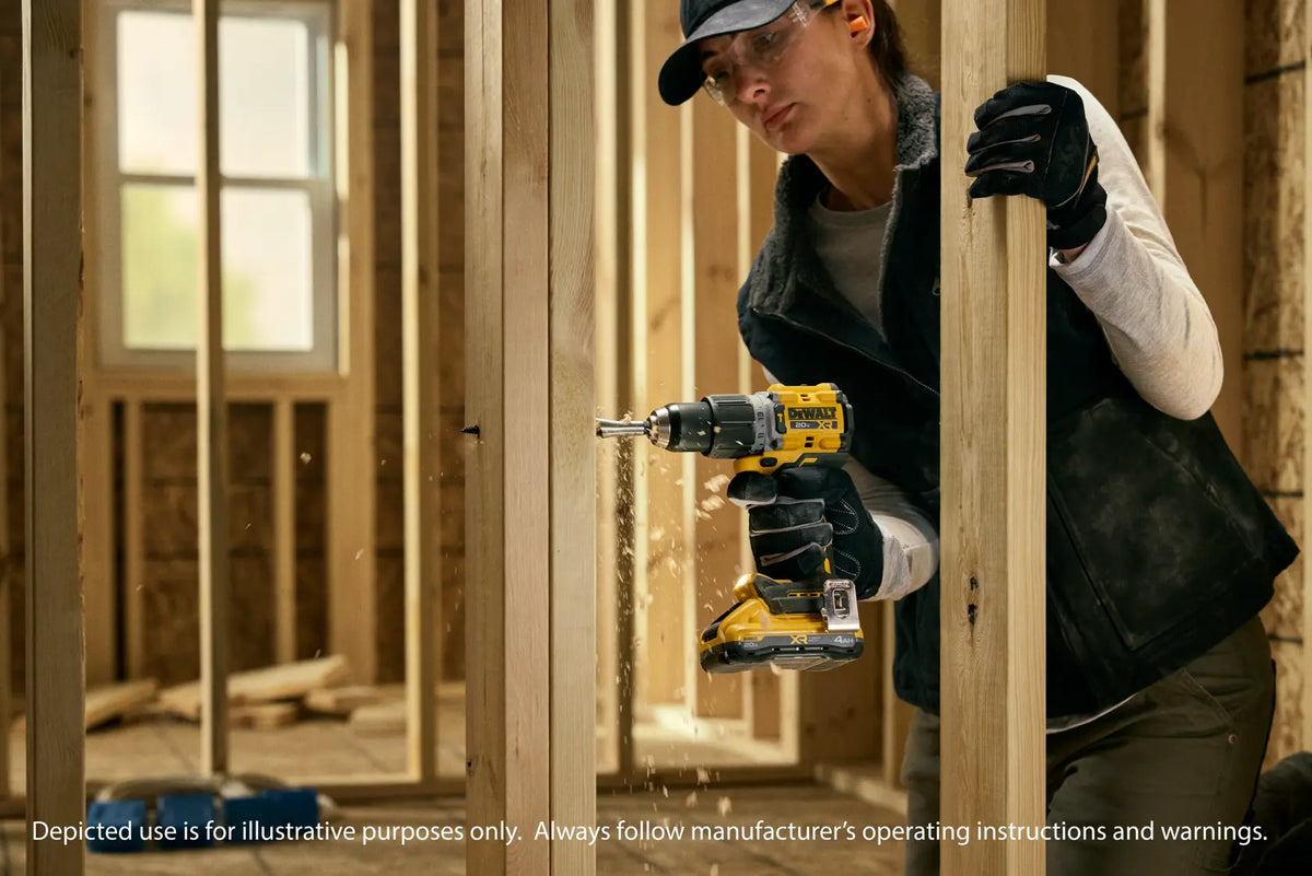 DEWALT taladro percutor DCD806D2-B3 en uso sobre madera