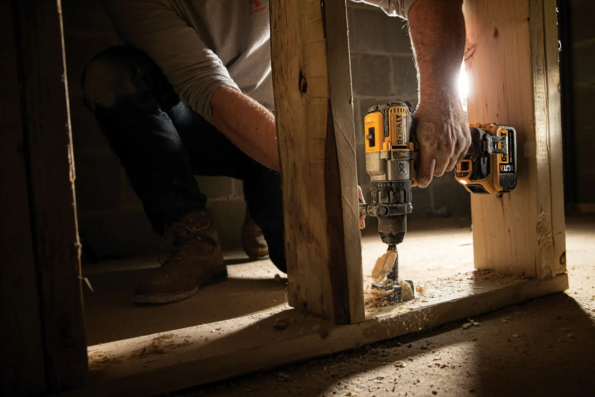 DEWALT DCD996P2 en uso perforando viga de madera