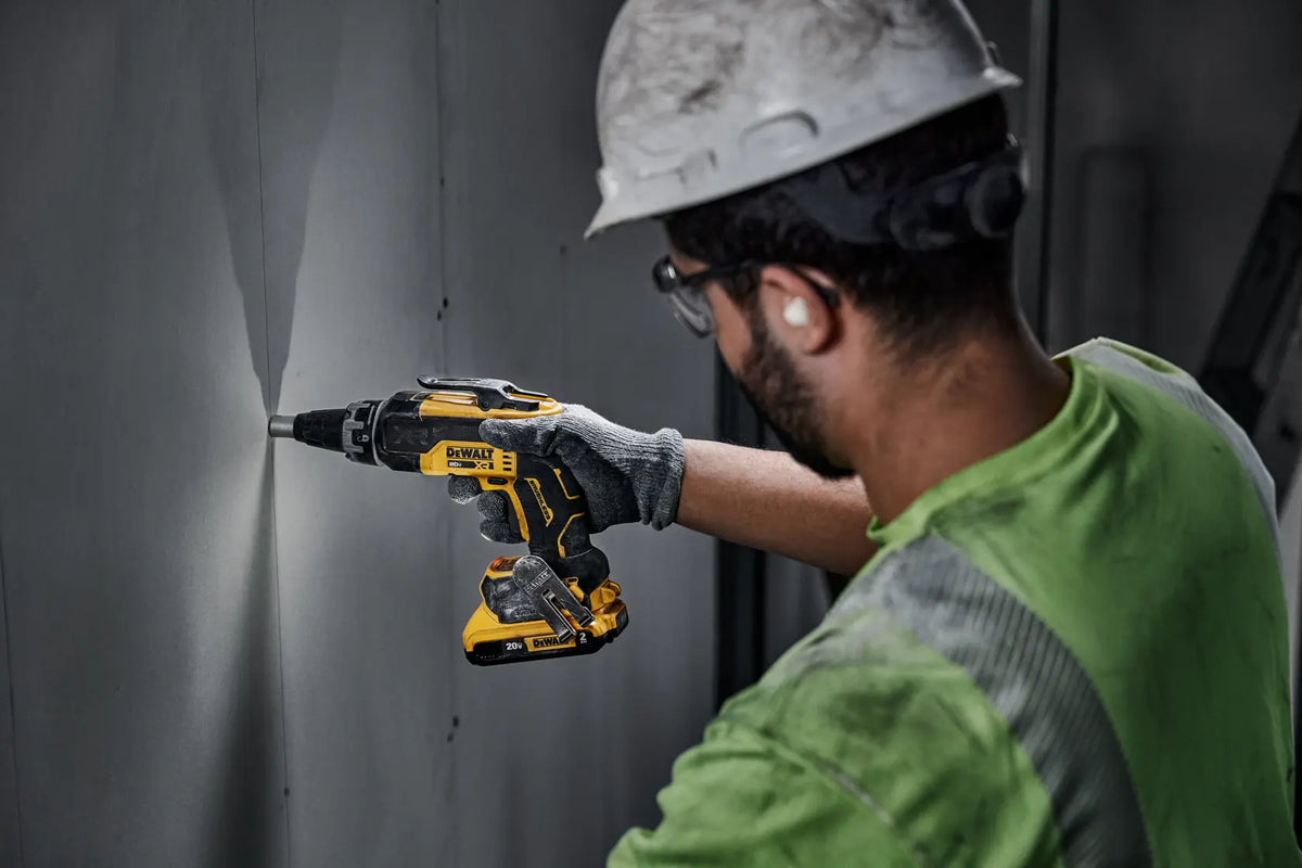 DEWALT DCF630D2 en uso atornillando un panel de pared interior