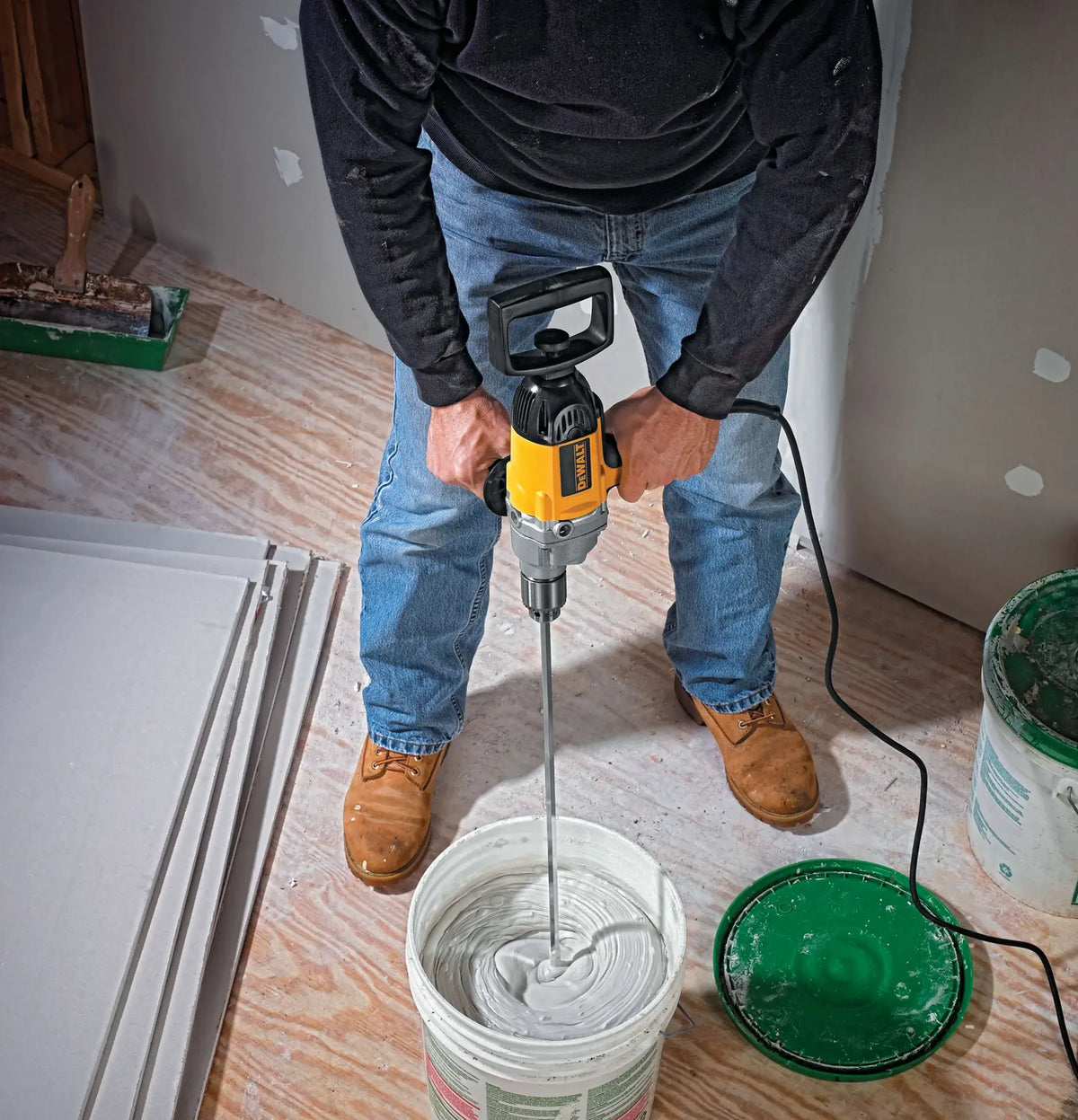 DEWALT DW130V-B3 en uso, mezcla de yeso en obra