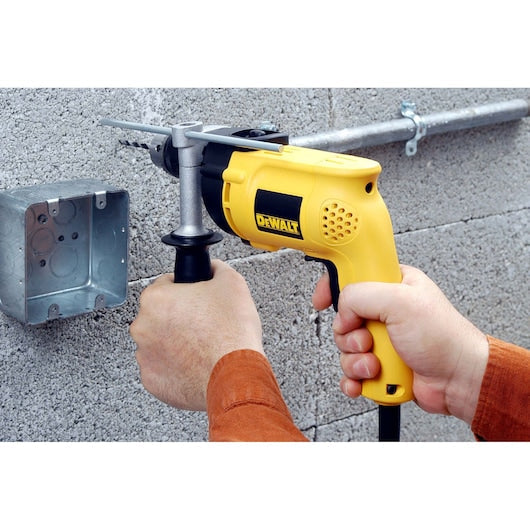 DEWALT taladro percutor DW508S-B3 perforando concreto