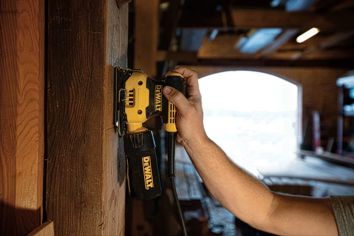 Uso de la lijadora DEWALT DWE6411-B3 en taller de carpintería