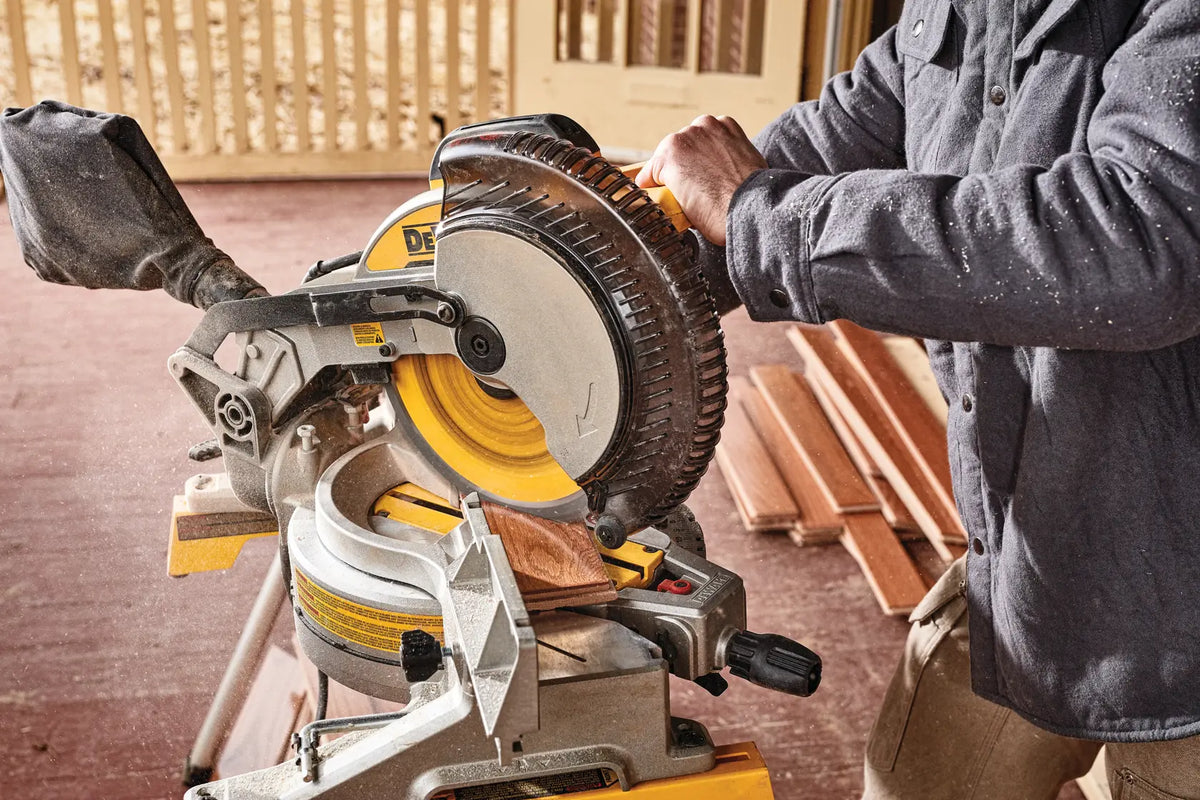 DEWALT DWS713 en uso cortando una pieza de madera en banco de trabajo