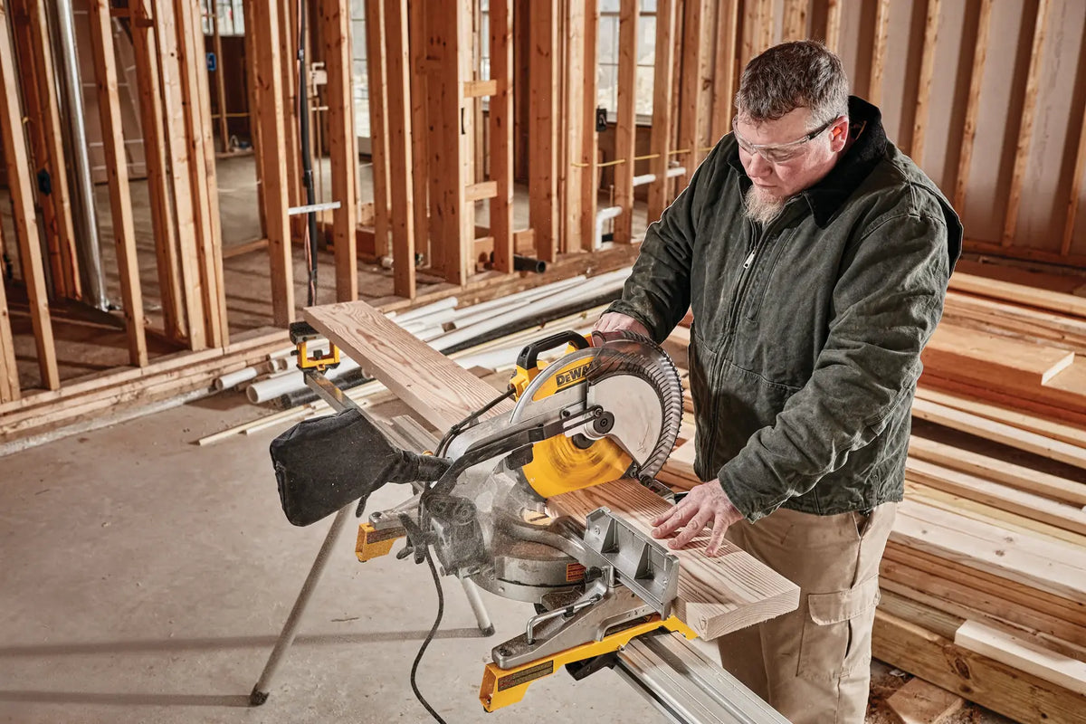 DEWALT DWS715 en uso, corte de madera en sitio de construcción