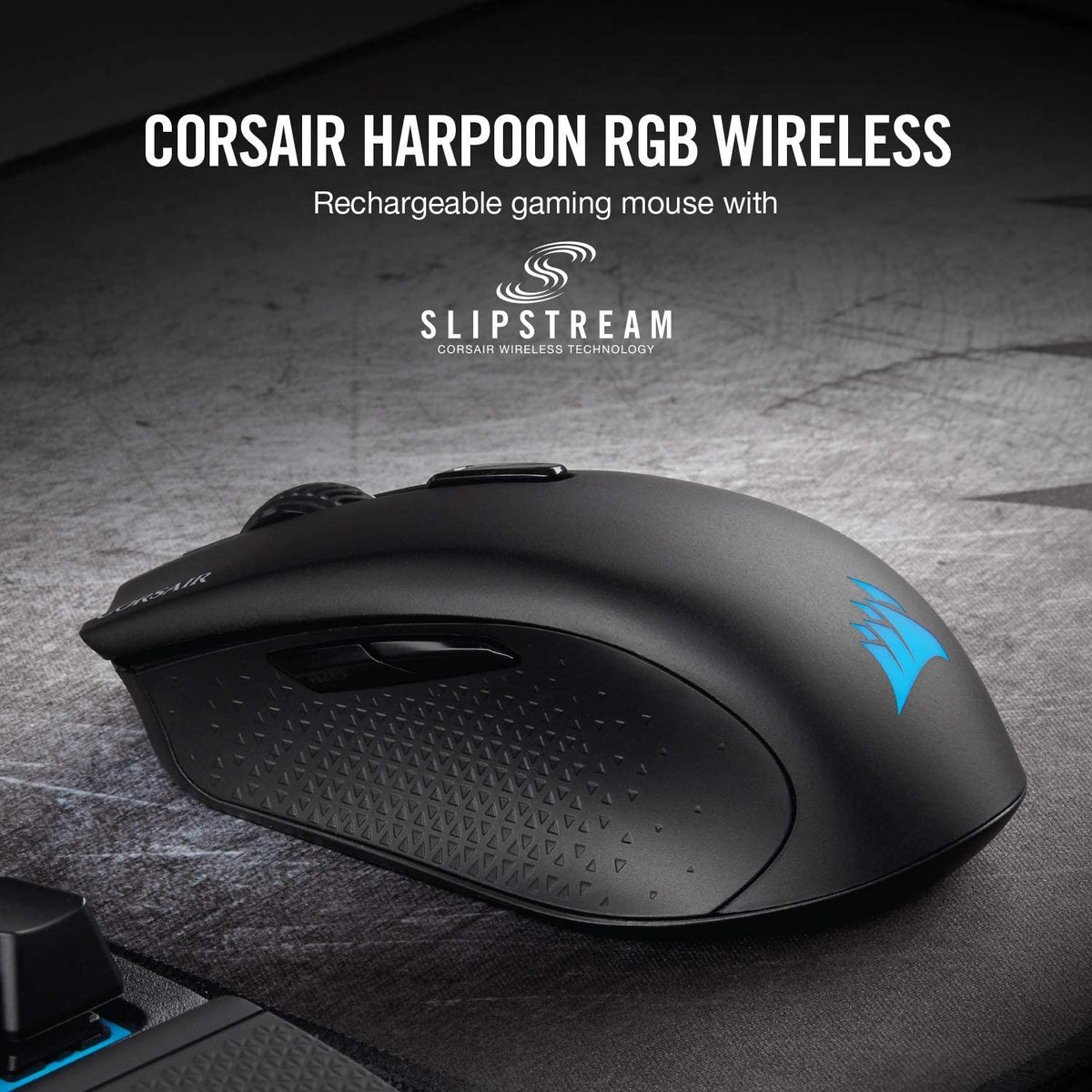 Mouse gaming Corsair Harpoon RGB vista de tres cuartos mostrando forma ergonómica completa
