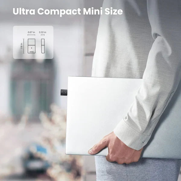 Adaptador Bluetooth USB UGREEN CM390 vista diagonal mostrando diseño compacto