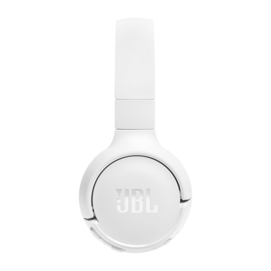 Detalle puerto USB-C para carga en audífonos JBL Tune 520BT