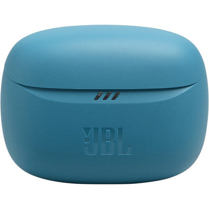 Audífonos JBL Tune Buds 2 en ambiente deportivo destacando resistencia al agua