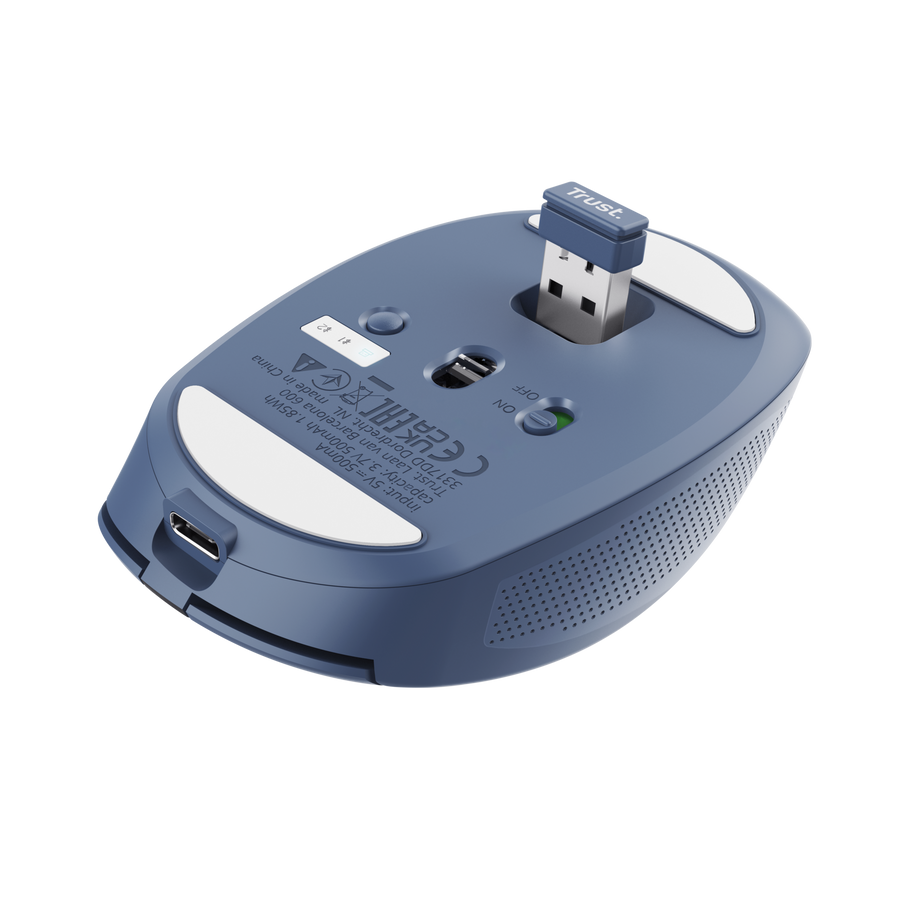Mouse Trust Ozaa compacto en mano demostrando tamaño ergonómico