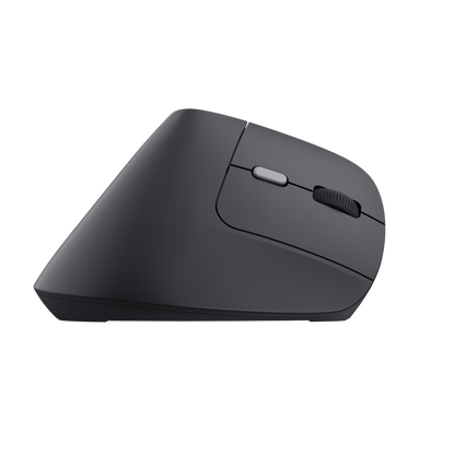 Mouse Trust Bayo II ergonómico en mano mostrando posición natural de agarre