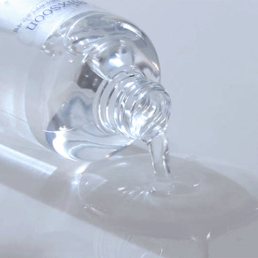 Mixsoon Serum de Ácido Hialurónico 30ml - textura del producto sobre fondo blanco