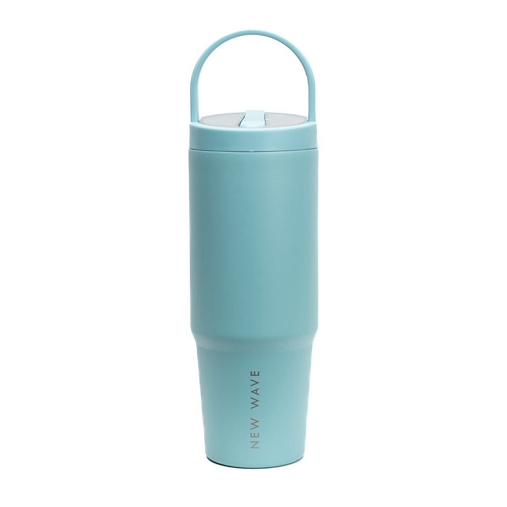 Vaso New Wave Big Travel Tumbler en uso, compatible con portavasos de auto