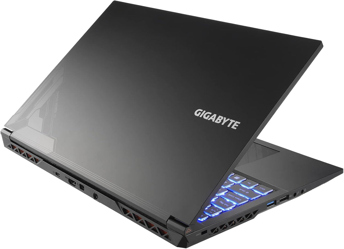 Lateral izquierdo GIGABYTE G5 con conectores USB y HDMI