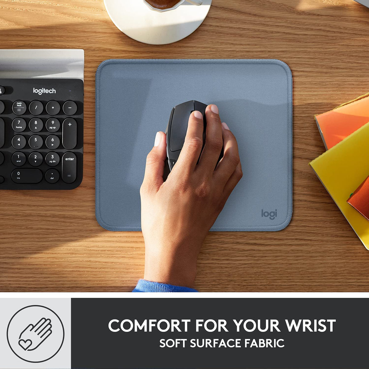 Mouse Pad Logitech azul con mouse encima demostrando uso