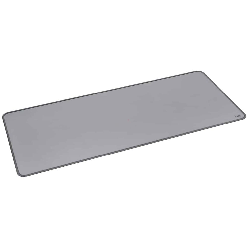 Mouse Pad Logitech Studio gris con mouse óptico en uso vista diagonal