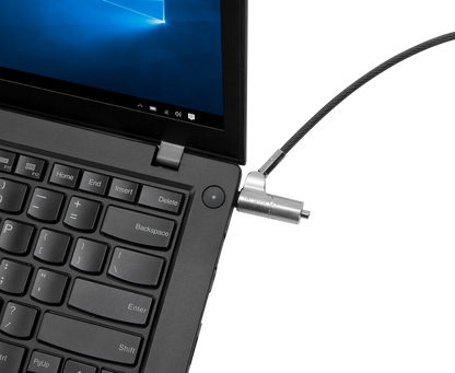 Targus Candado de Cable DEFCON Trapezoid Keyed ASP65GLX - en uso asegurando una laptop
