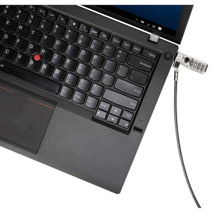 Targus DEFCON Compact candado con cable serializado - producto en uso asegurando una laptop