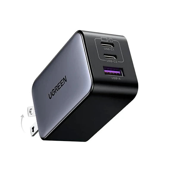 Cargador UGREEN CD244 65W gris y negro vista frontal con 3 puertos USB