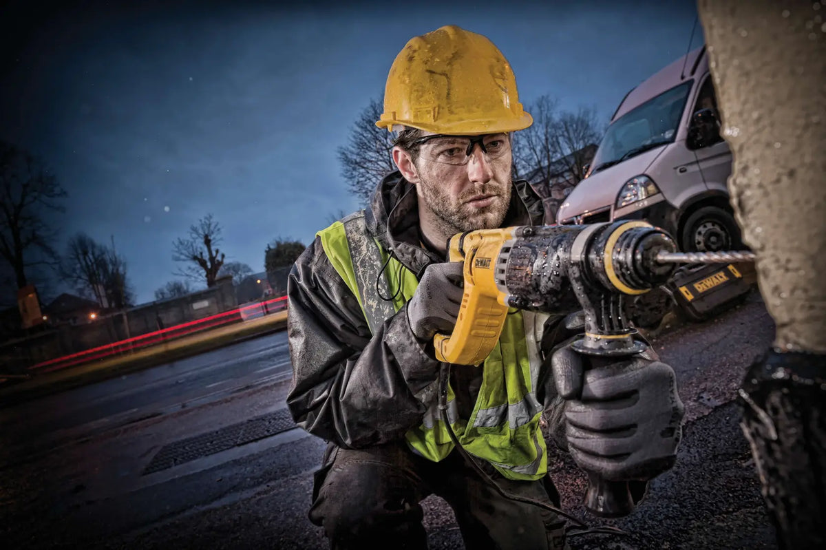 DEWALT rotomartillo D25260K-B3 en uso en obra de construcción
