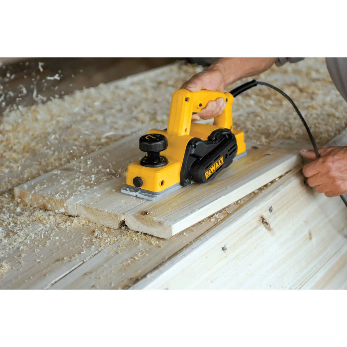 DEWALT D26676-B3 en uso alisando tablas de madera