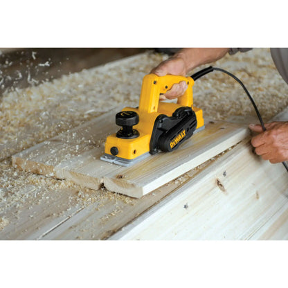DEWALT D26676-B3 en uso alisando tablas de madera