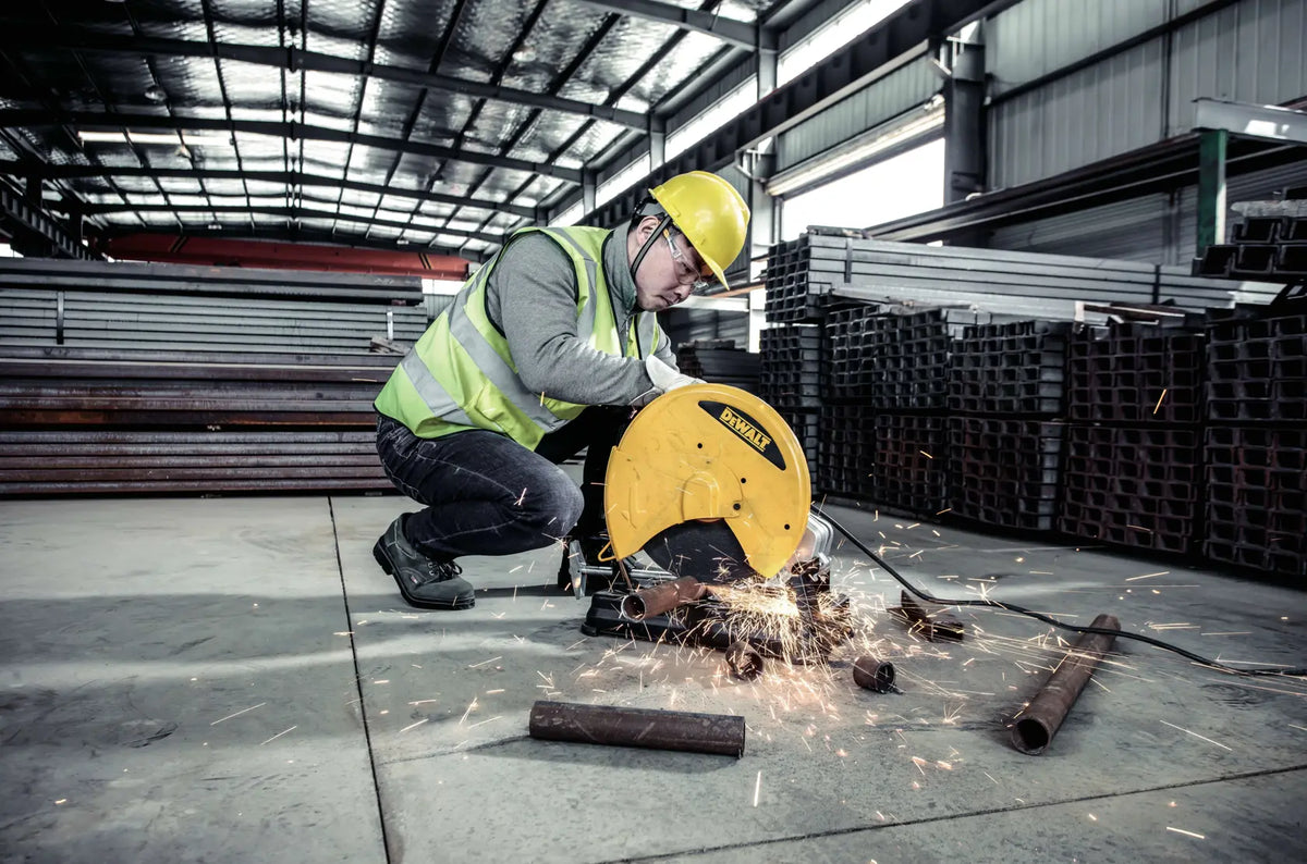 DEWALT tronzadora D28730-B3 en uso cortando tubos de acero