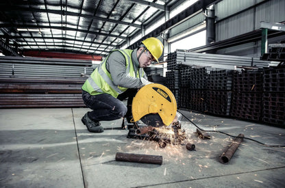 DEWALT tronzadora D28730-B3 en uso cortando tubos de acero