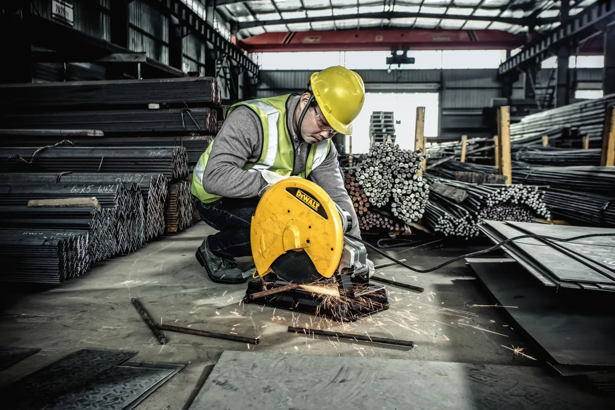 DEWALT tronzadora D28730-B3 en uso en obra industrial