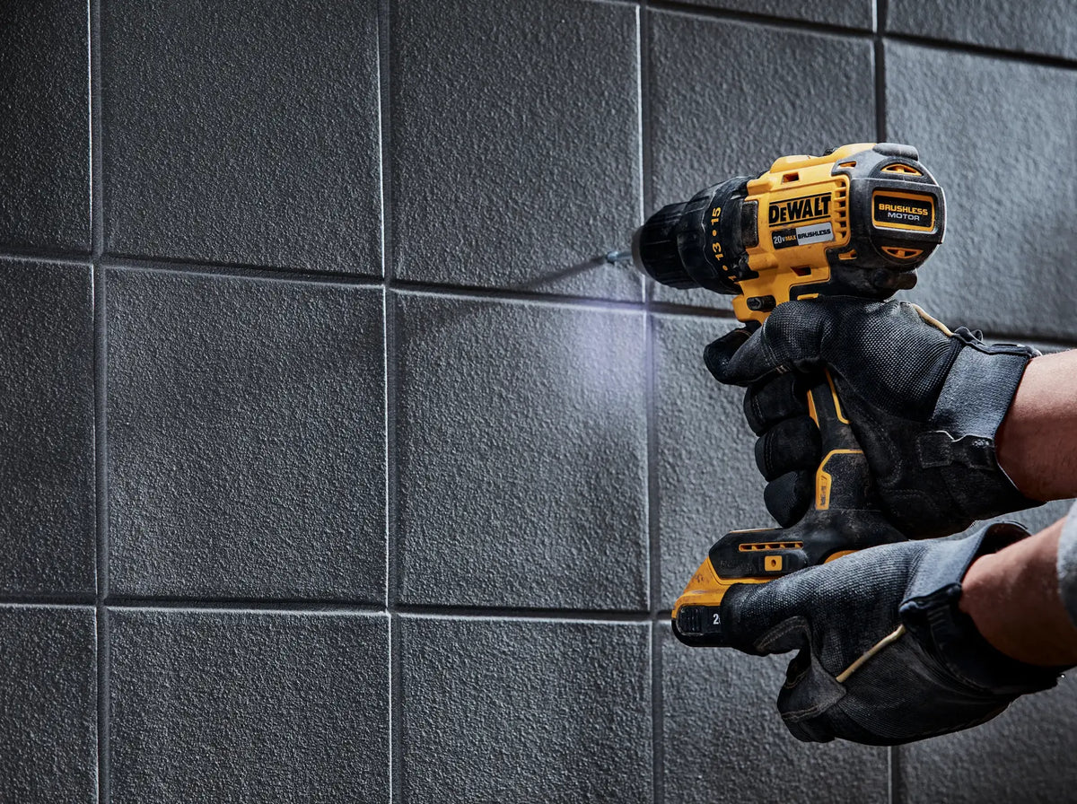 DEWALT taladro percutor DCD7781S2A-B3 en uso sobre azulejo