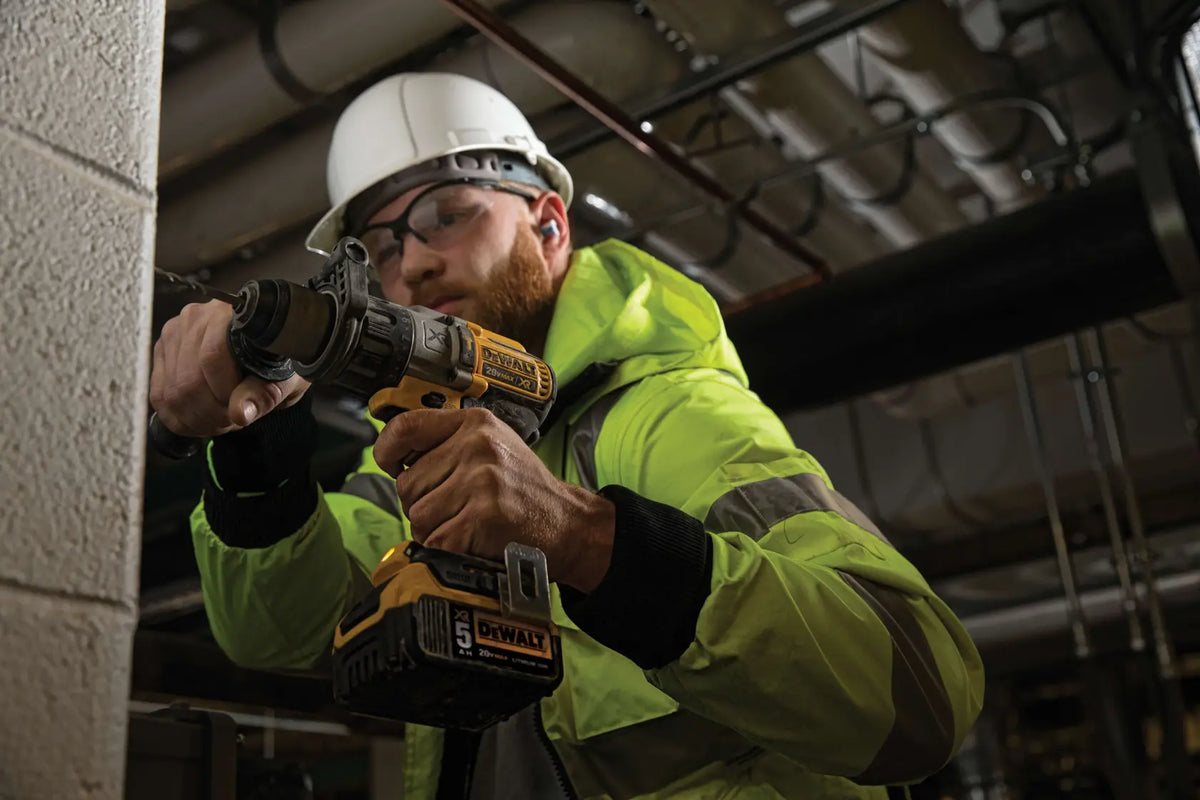 DEWALT DCD996P2 en uso perforando concreto en obra