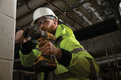 DEWALT DCD996P2 en uso perforando concreto en obra