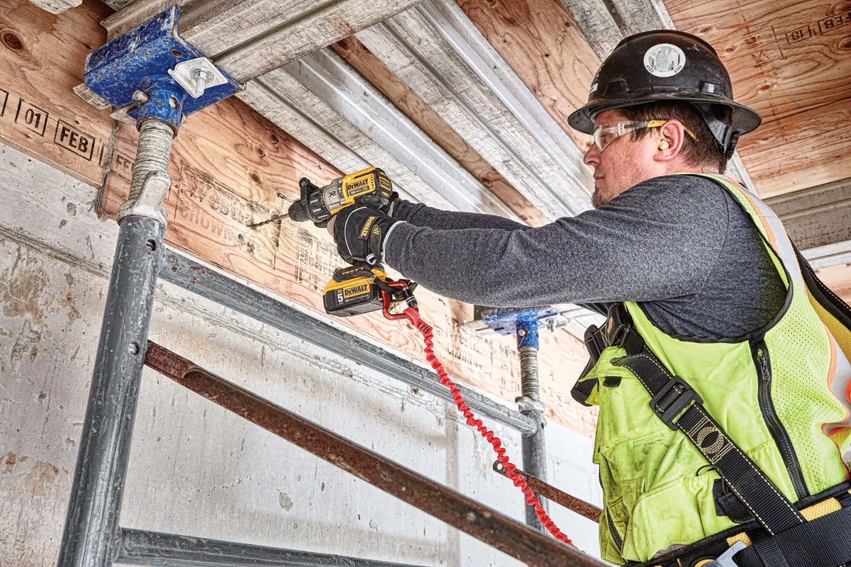 DEWALT DCD996P2T-B3 en uso sobre andamio en obra