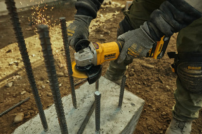 DEWALT DCG408B cortando varilla de acero con chispas visibles