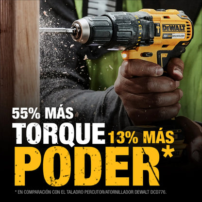 Taladro DEWALT DCK276D2-B3 en uso perforando madera