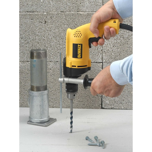 DEWALT taladro percutor DW508S-B3 en uso