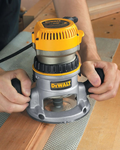 DEWALT DW616 en uso fresando una pieza de madera en taller