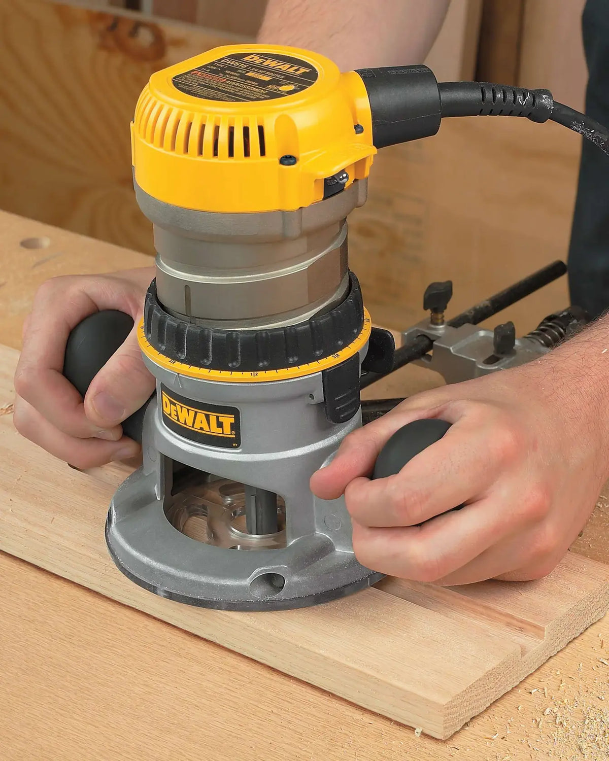 DEWALT DW616 sostenida con ambas manos durante uso