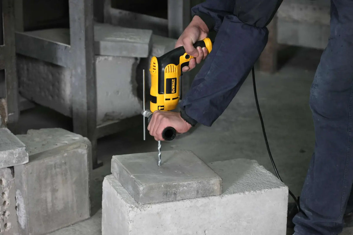 Taladro DEWALT DWD024-B3 perforando bloque de concreto
