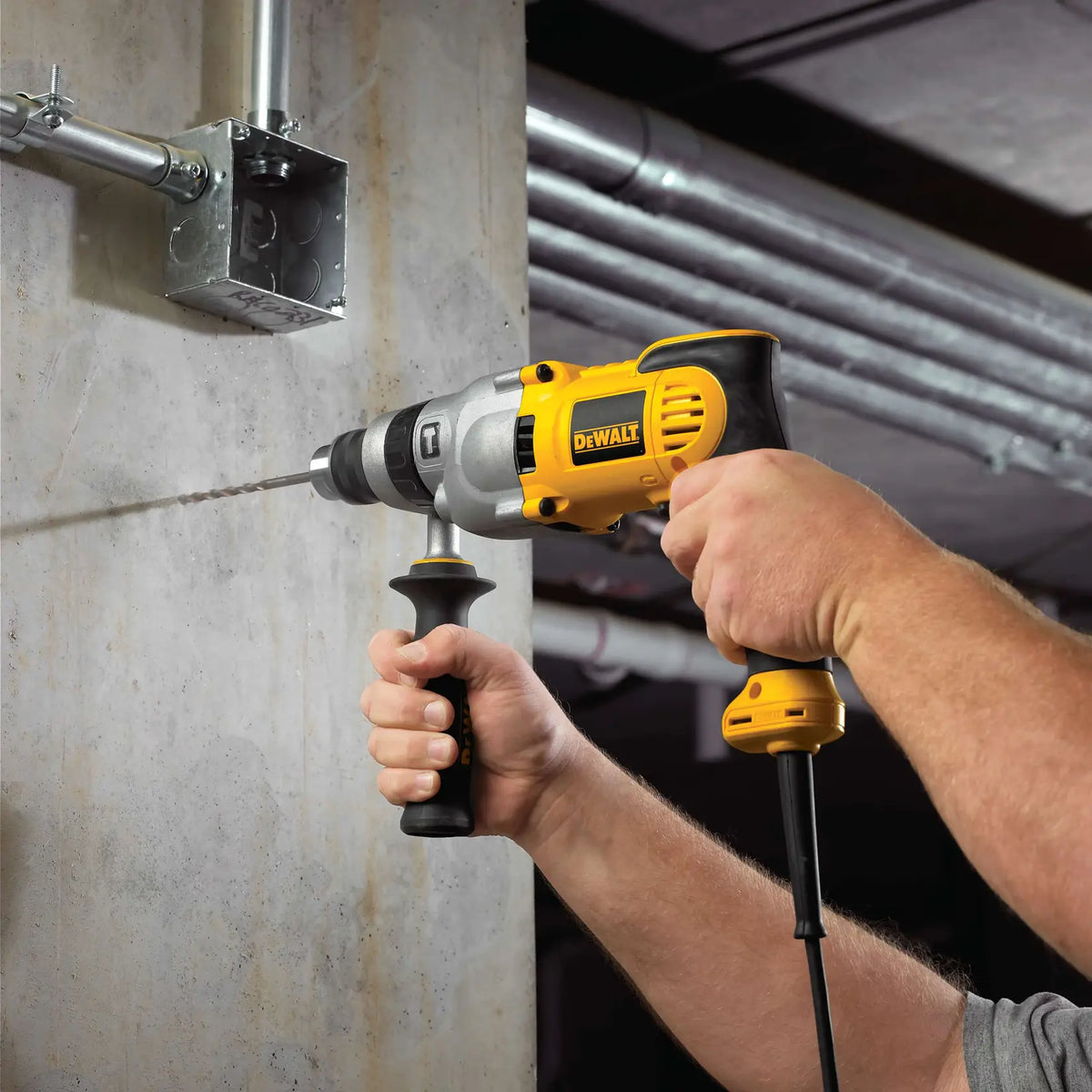DEWALT DWD520K en uso, perforación en muro de concreto