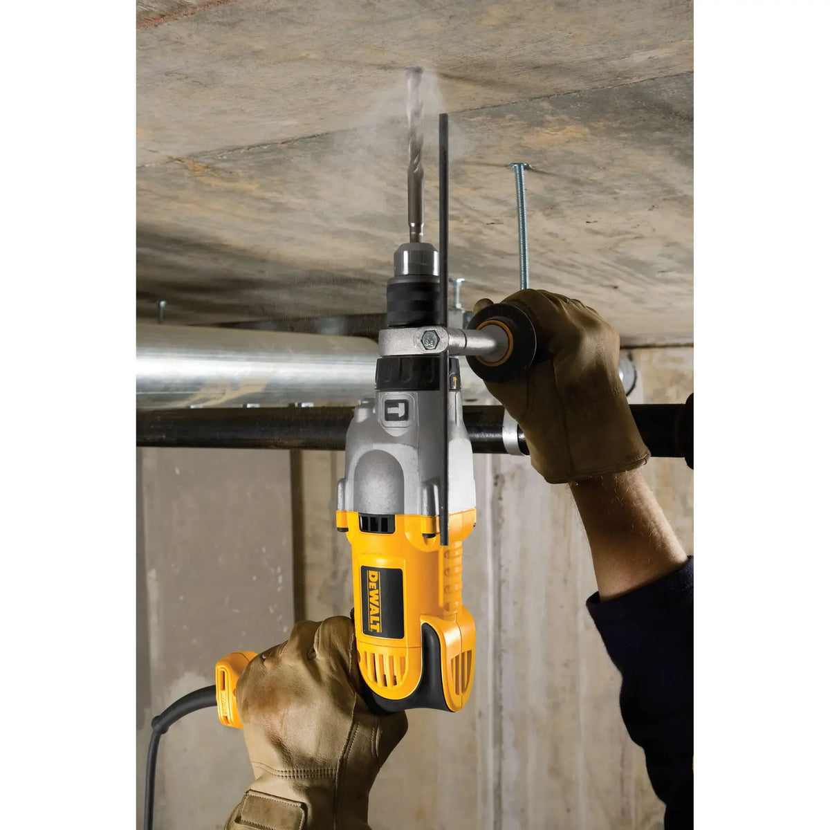 DEWALT DWD520K en uso, perforación en techo de concreto