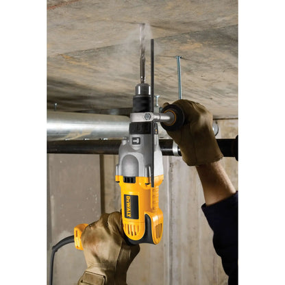 DEWALT DWD520 en uso perforando techo de concreto