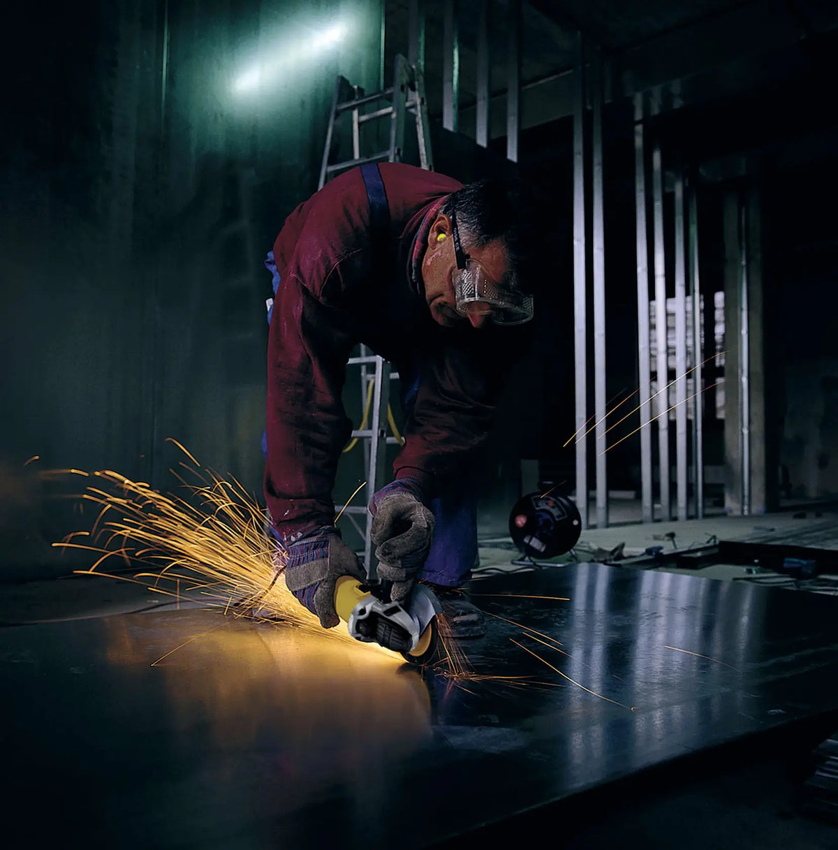 Esmeriladora DEWALT DWE4020-B3 en uso cortando lámina metálica