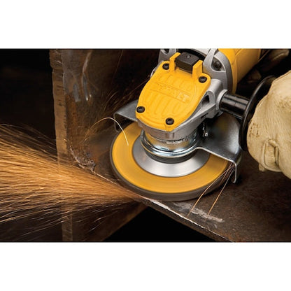 DEWALT esmeriladora DWE4120-B3 en uso desbastando metal
