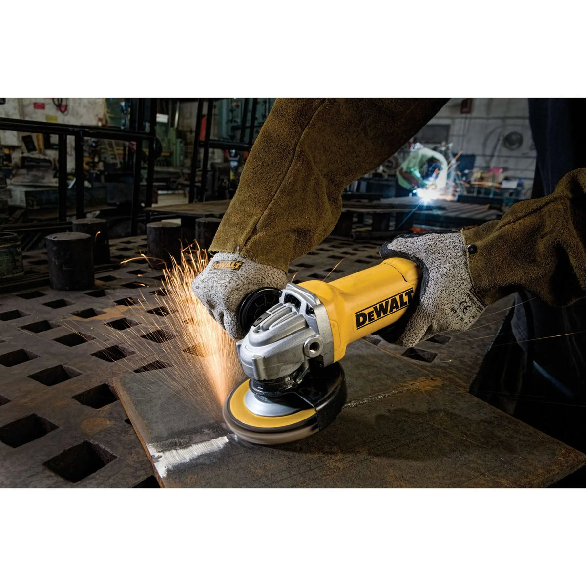 Esmeriladora DEWALT DWE4212-B3 en uso cortando metal