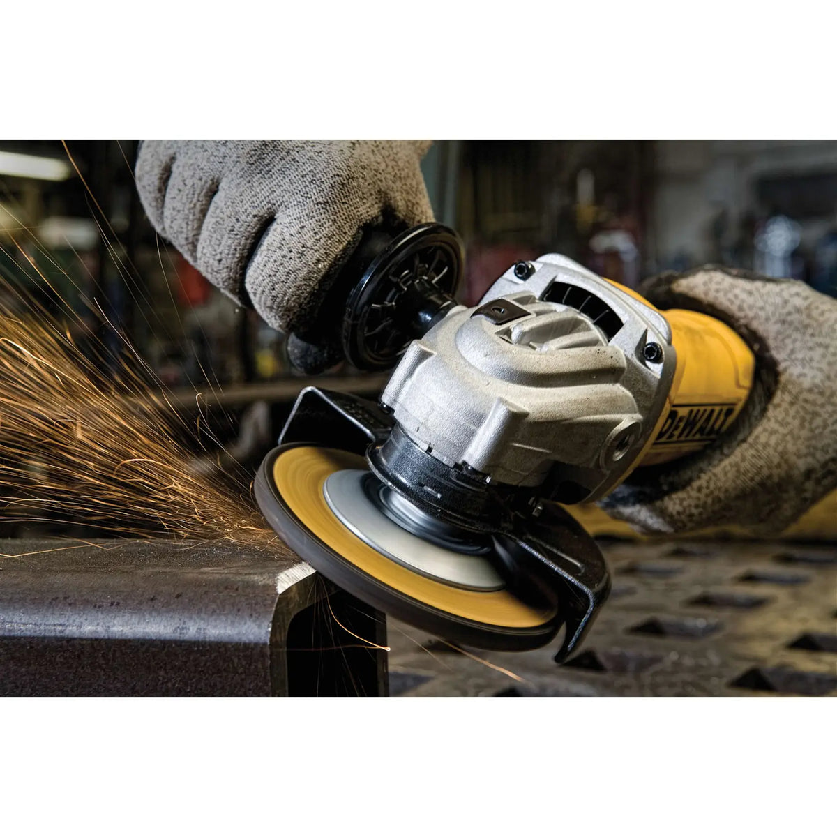 Esmeriladora DEWALT DWE4212-B3 esmerilando pieza metálica